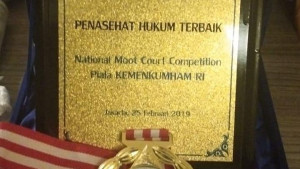 Peradilan Semu Fakultas Hukum Universitas Jayabaya mendapat penghargaan Penasehat Hukum Terbaik di National Moot Court Competition oleh Kemenkumham RI